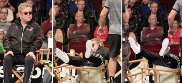 Elton John cade da una sedia in pubblico [VIDEO]