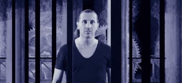 Povia, una canzone-denuncia per sparare a zero sui leader europei [VIDEO]