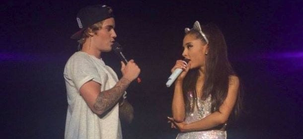 Justin Bieber e Ariana Grande, nuovo duetto live a Los Angeles (senza errori) [VIDEO]