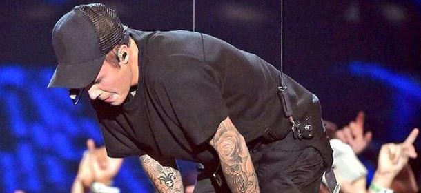 Video Music Awards: Justin Bieber piange sul palco e torna con 