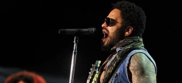 Lenny Kravitz e i pantaloni strappati sul palco: doti non soltanto...canore [VIDEO]