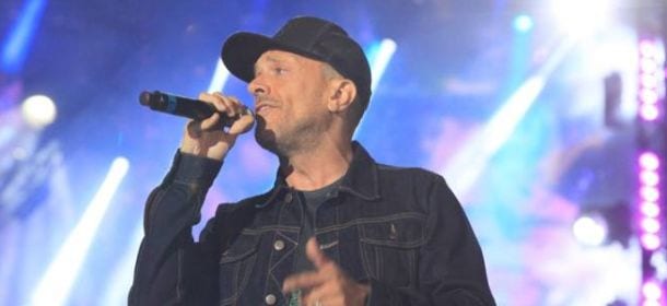 Astronave Max Tour 2015, Max Pezzali si traveste da donna: "Lei sarà ospite fissa" [FOTO]