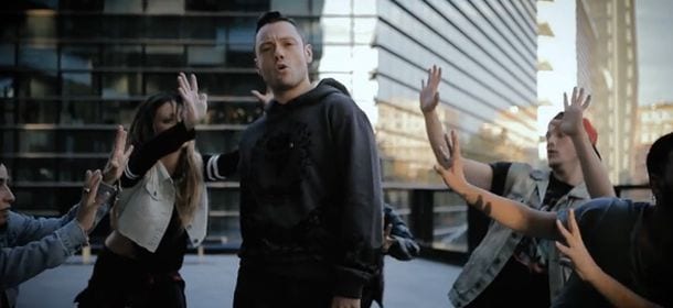 Tiziano Ferro, "Il Vento": un ritorno alle origini tra balli e romantiche metafore [VIDEO]