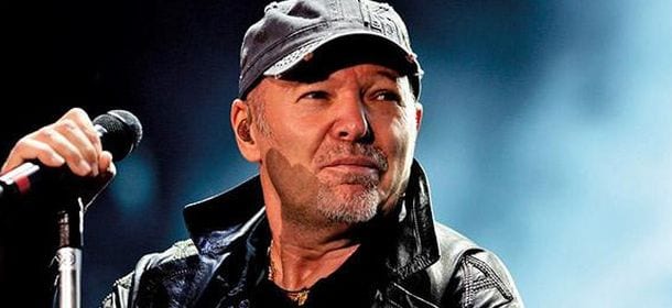 Vasco Rossi contro Facebook, censurato il video con la fan in topless: "Ma il rock è anche questo"