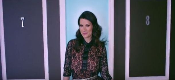 Laura Pausini pubblica il video di "Nella porta accanto" nella sua versione spagnola