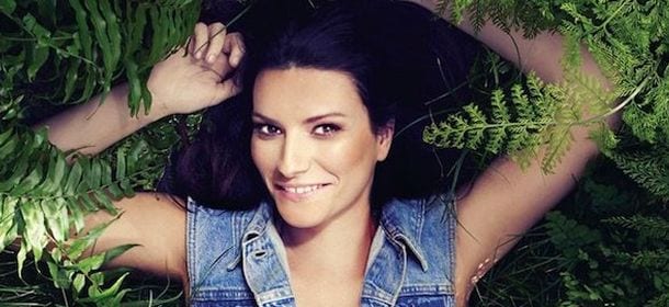 Laura Pausini, "Simili": 15 canzoni per celebrare sentimenti universali [RECENSIONE]