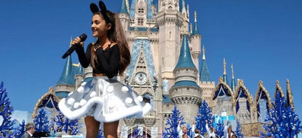 Ariana Grande: "Zero To Hero" cantata per la prima volta dal vivo a Disney World [VIDEO]