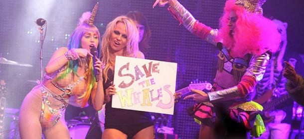 Miley Cyrus chiude il 'Milky Milky Milk Tour': sul palco c'è anche Pamela Anderson