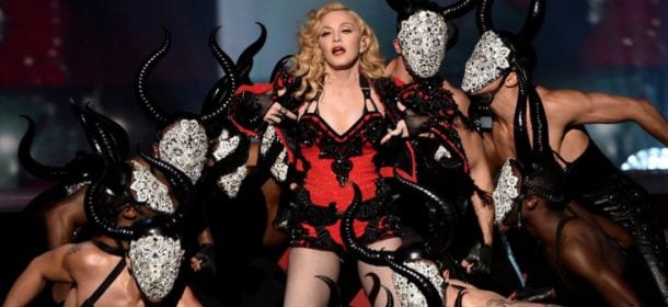 Madonna a Manchester insulta i fan dopo i fischi ricevuti per lo show iniziato in ritardo [VIDEO]