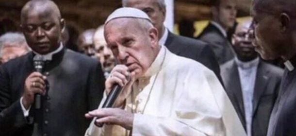 Il Papa diventa un rapper: una foto in posa hip hop scatena la fantasia del Web