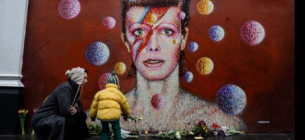 David Bowie tra Londra e Berlino: pellegrinaggio dei fan nei luoghi simbolo della sua vita