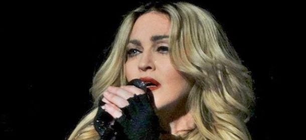 Madonna in lacrime durante il concerto in Messico: 