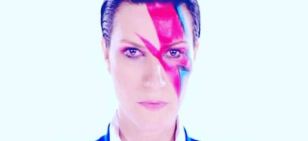 Laura Pausini si trucca come David Bowie: il suo omaggio divide il pubblico
