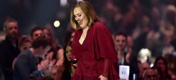 Brit Awards 2016, il trionfo di Adele e il commovente omaggio a David Bowie