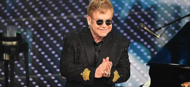 Elton John emoziona Sanremo con "Blue Wonderful"