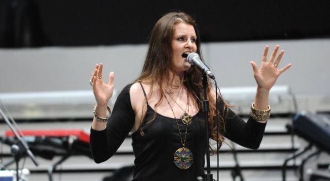 Sanremo 2016, Irene Fornaciari presenta 'Blu: il brano che racconta il dramma dei migranti