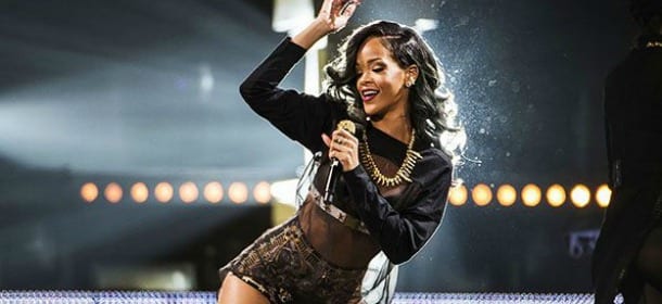 Rihanna, ecco il video di 'Work': trasparenze e twerking con Drake