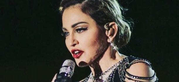 Madonna live a Brisbane, arriva con tre ore di ritardo e scopre il seno ad una fan