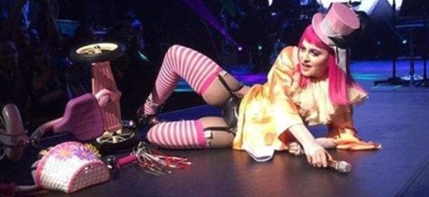 Madonna ubriaca sul palco: 4 ore di ritardo e un omaggio al figlio