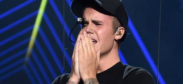 Justin Bieber cade sul palco ma la canzone continua: canta in playback?