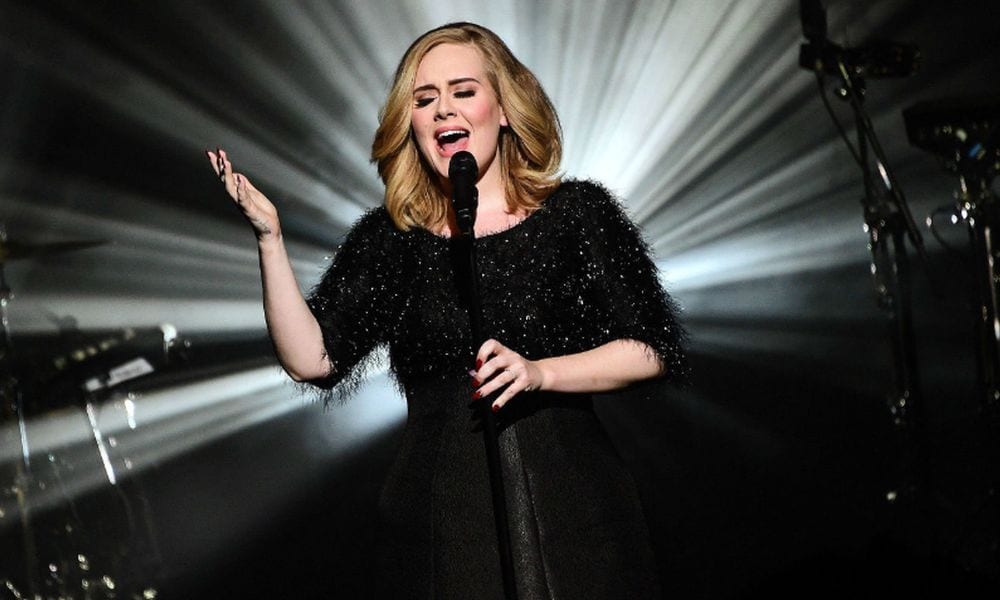 Adele sgrida una fan all'Arena di Verona: è polemica [VIDEO]