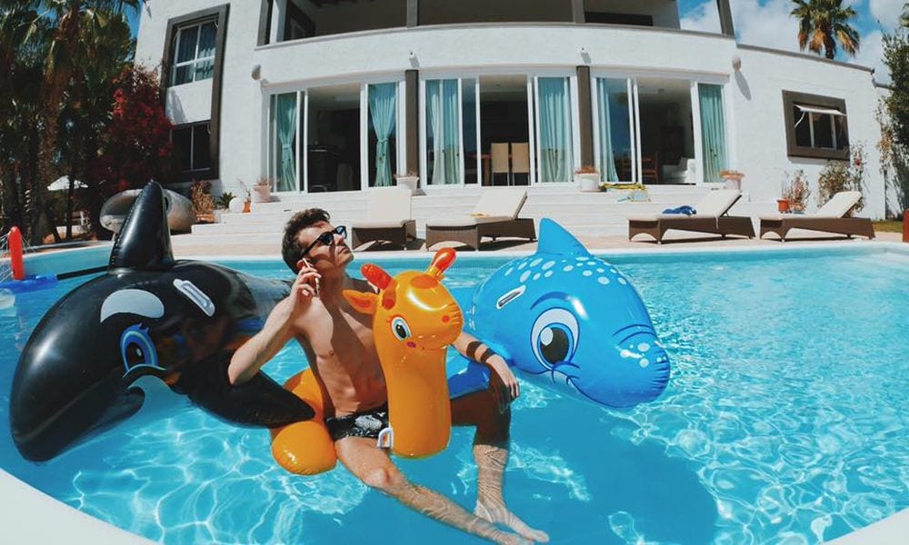 Andiamo a comandare di Fabio Rovazzi spopola nelle spiagge italiane [VIDEO]