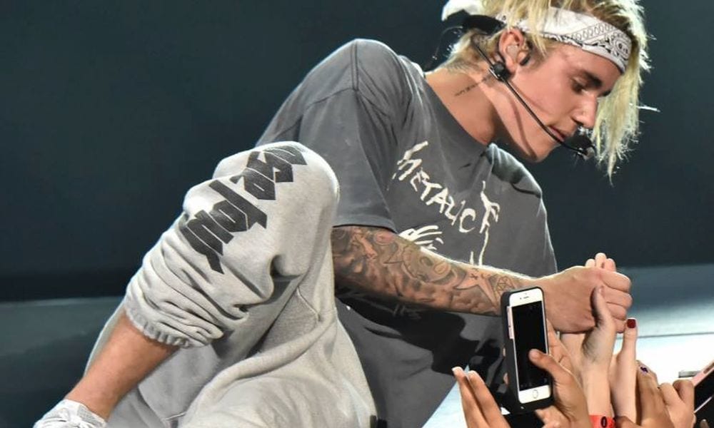 Justin Bieber litiga con i fan e abbandona il palco durante un concerto [VIDEO]