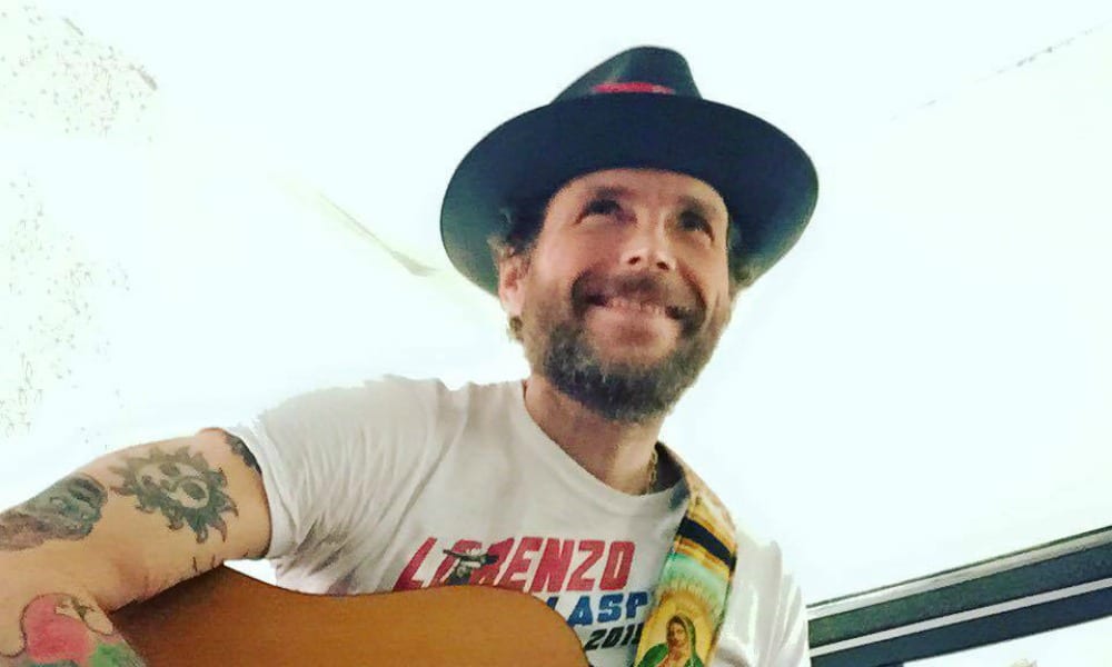 Terremoto, Jovanotti a Magione tra gli sfollati: cena e concerto [VIDEO]