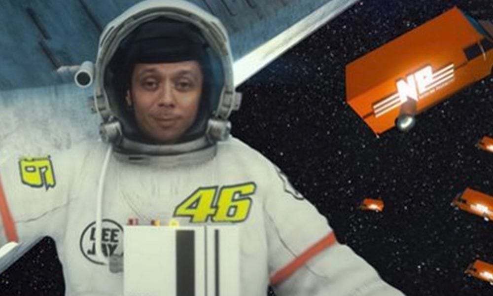 La canzone di Natale di Radio Deejay 2016 con Elio e le Storie Tese e Valentino Rossi [VIDEO]