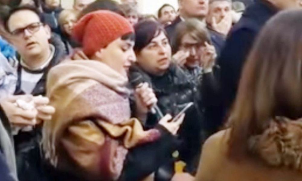 Arisa canta a sorpresa ai funerali di Silvana e Luciano, vittime della tragedia di Rigopiano [VIDEO]