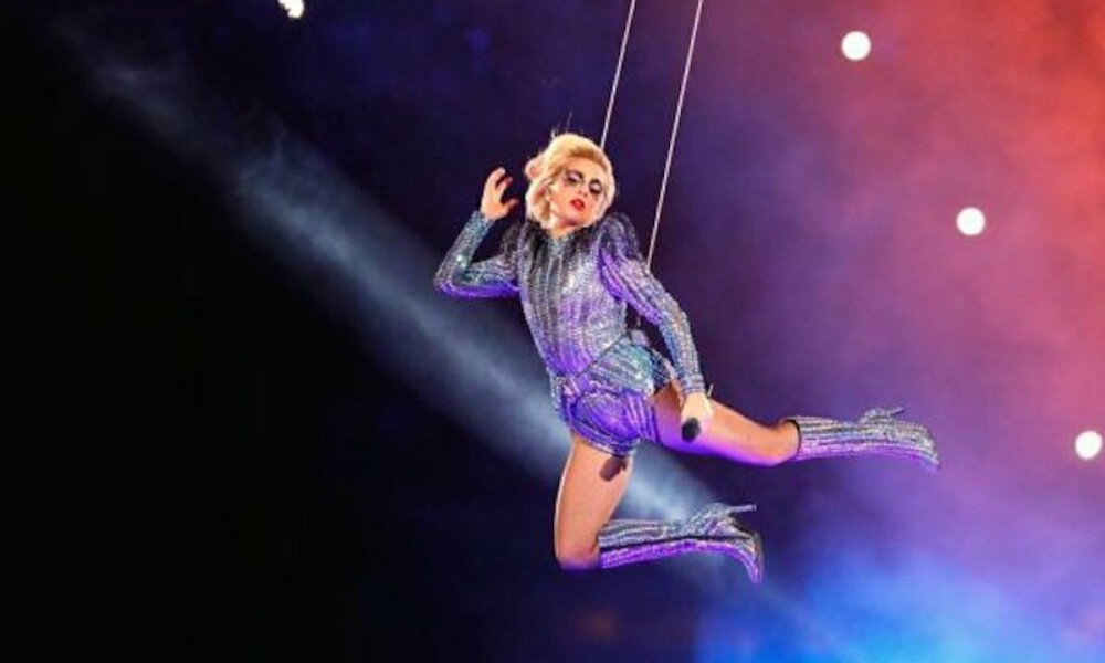 Lady Gaga incanta al Super Bowl e annuncia il tour: una data in Italia [VIDEO]