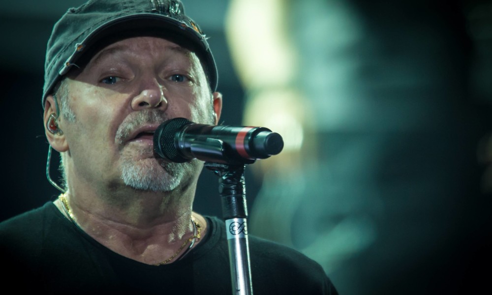 Vasco Rossi compie 65 anni: tanti auguri alla rockstar dalla vita spericolata [VIDEO]