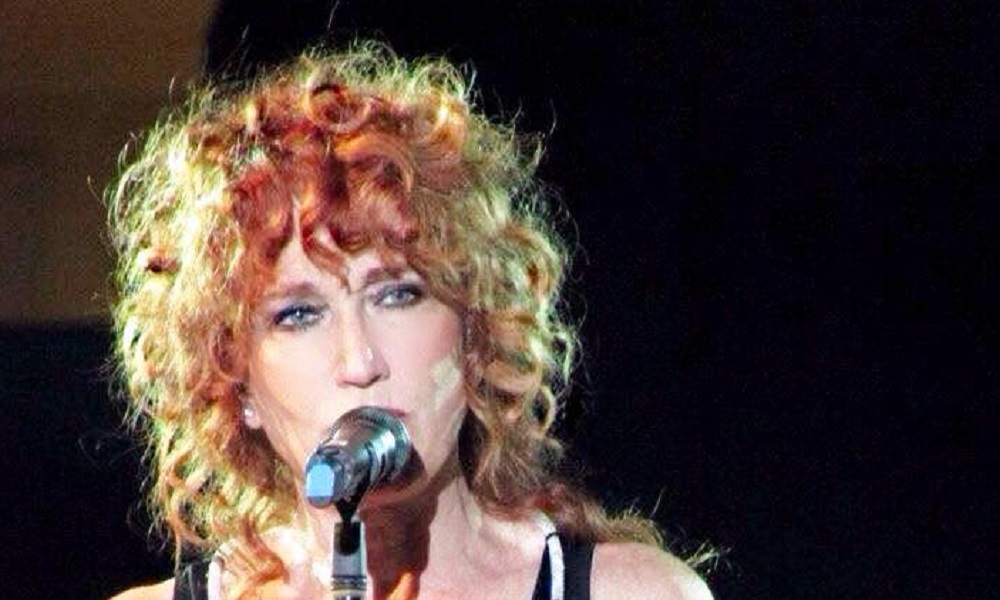 Fiorella Mannoia, un fan l'accusa e lei replica: "Una minc...ta!"