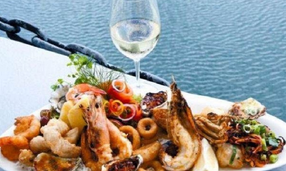 "Si è tuffato in mare per non pagare la cena": accusa shock per un rapper