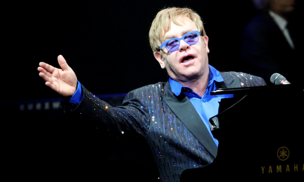 Elton John in pericolo di vita? Concerti annullati [VIDEO]