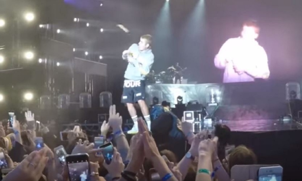 Justin Bieber non canta Despacito: fan gli lancia bottiglia [VIDEO]
