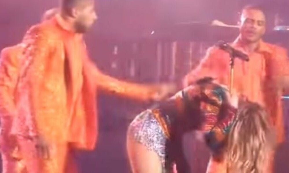 Jennifer Lopez, incidente durante concerto: 'bloccata' sul palco [VIDEO]