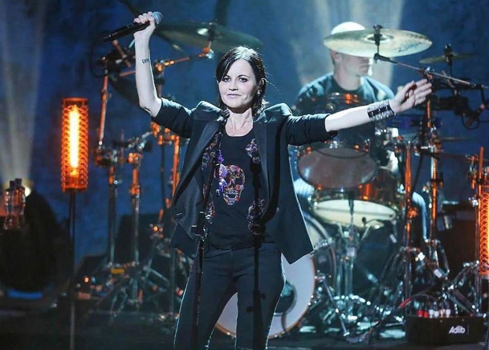 Dolores O'Riordan sta male, cancellato il tour dei Cranberries: le info sul rimborso dei biglietti