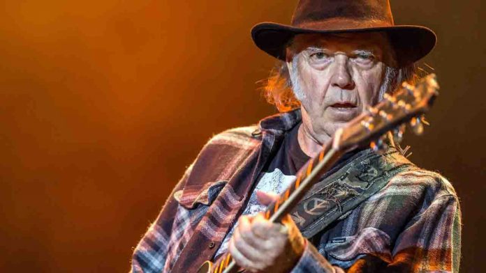 Neil Young di nuovo sul palco, ma alle sue condizioni