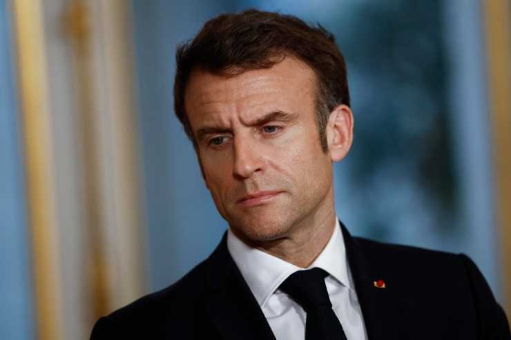 Emmanuel Macron, rinviata la visita di Re Carlo III