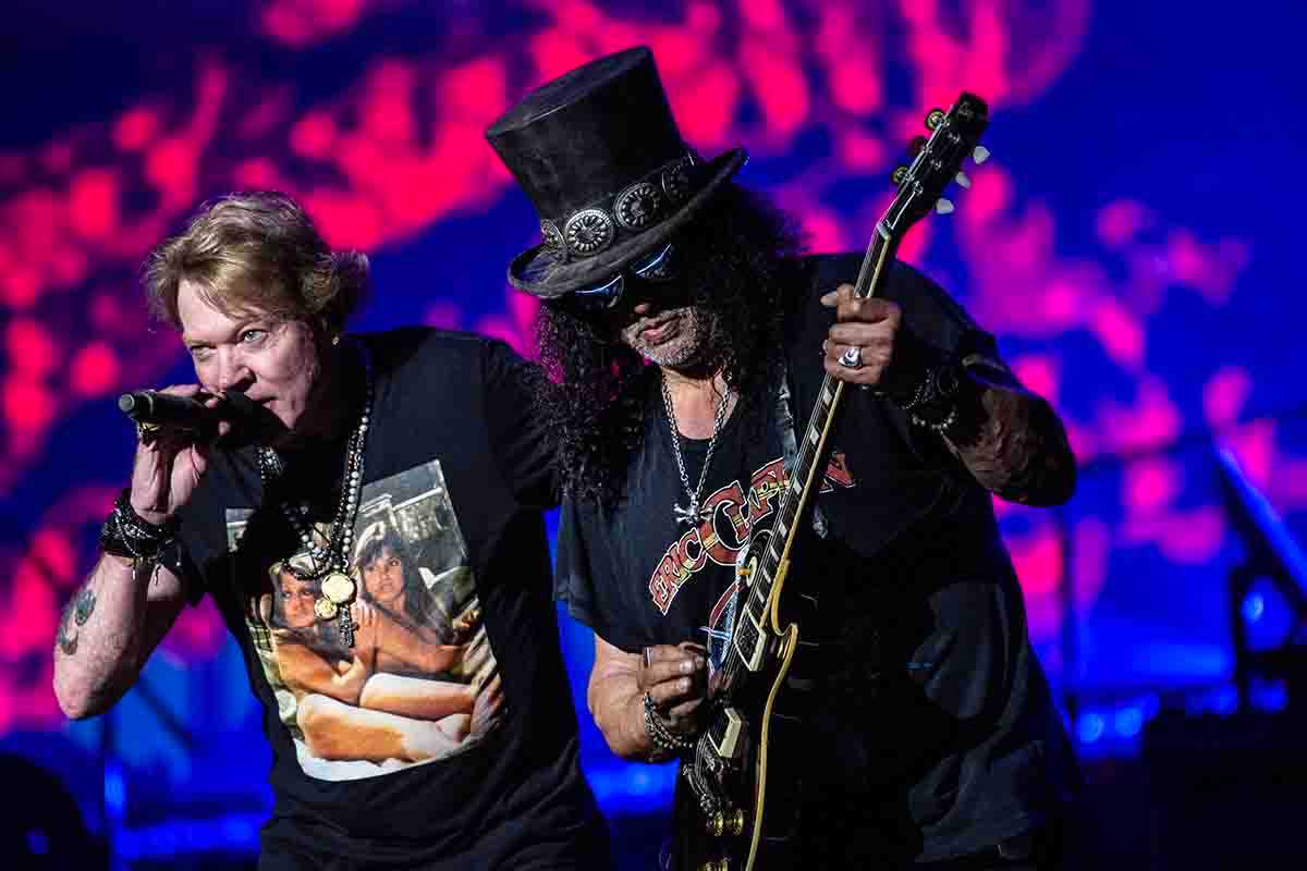 AXL, a sinistra, con Slash, i due autori di Sweet of Child of Mine