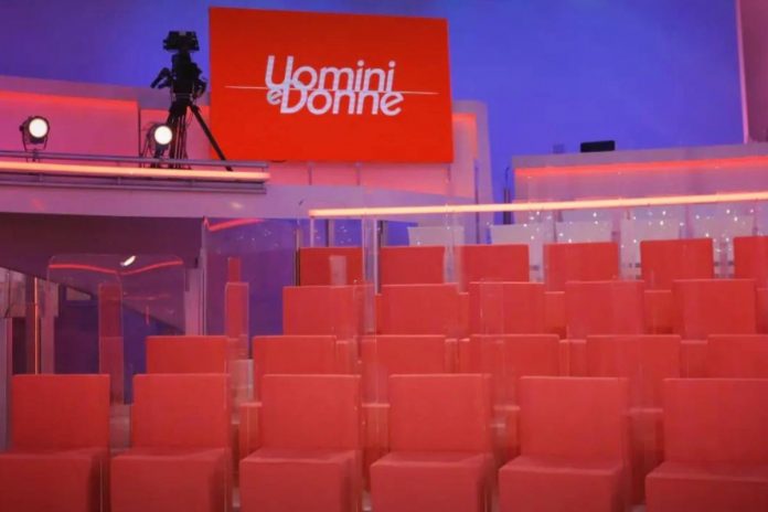 Lo studo di Uomini e Donne Uomini e Donne sospesa, la decisione di Mediaset