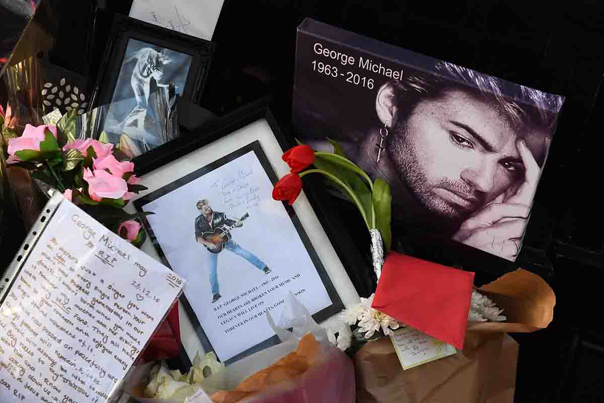 Il tributo dei fan fuori dalla casa di George Michael a Londra
