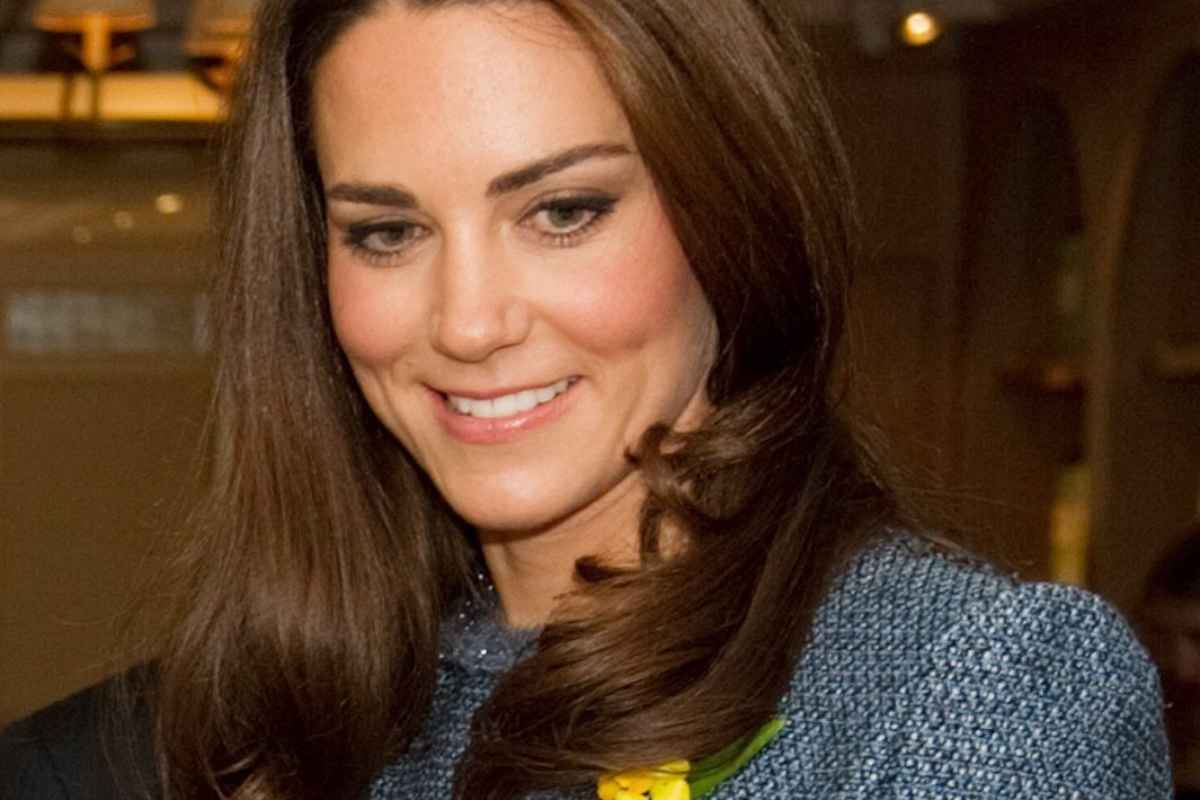 Kate Middleton suona pianoforte