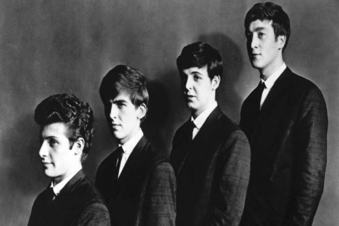 beatles con pete best Pete Best ha lasciato i Beatles pochi anni prima del successo.