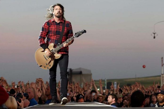 dave grohl Molti cantanti hanno iniziato la loro carriera come musicisti.
