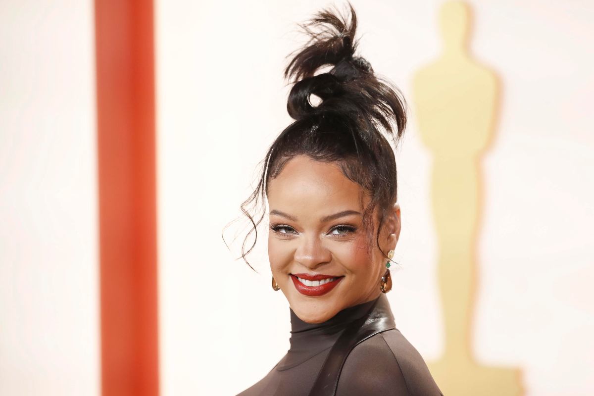 Rihanna sorridente incinta