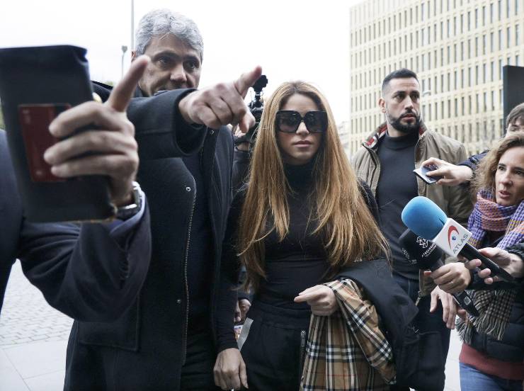 La superstar Shakira coi suoi avvocati