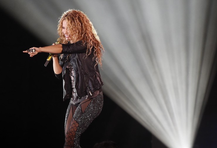 Shakira si esibisce durante un concerto