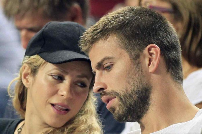 Shakira e l'ex marito Pique in atteggiamenti amorosi